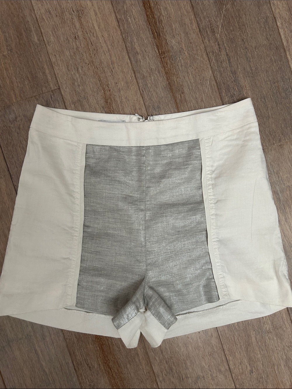 bebe off white and Silver Two-Tone High-Waist Shorts size 8 linen blend
